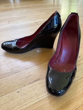 Gucci Black Patent Leather Wedge Pumps with Red Lining